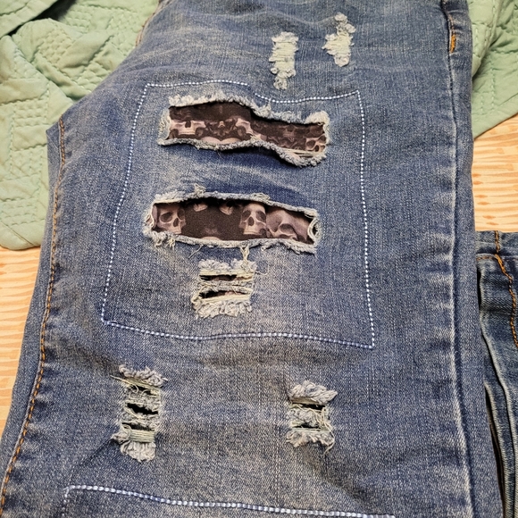Women's size 12 ripped jeans with skulls - Picture 2 of 4